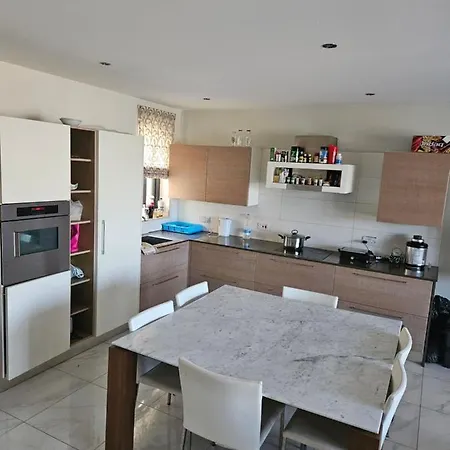 Double Bedroom In Shared Penthouse - Seabreeze Terraces Homestay