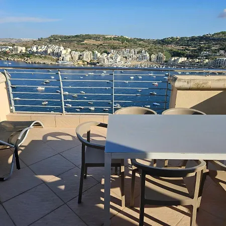 Homestay Double Bedroom In Shared Penthouse - Seabreeze Terraces *